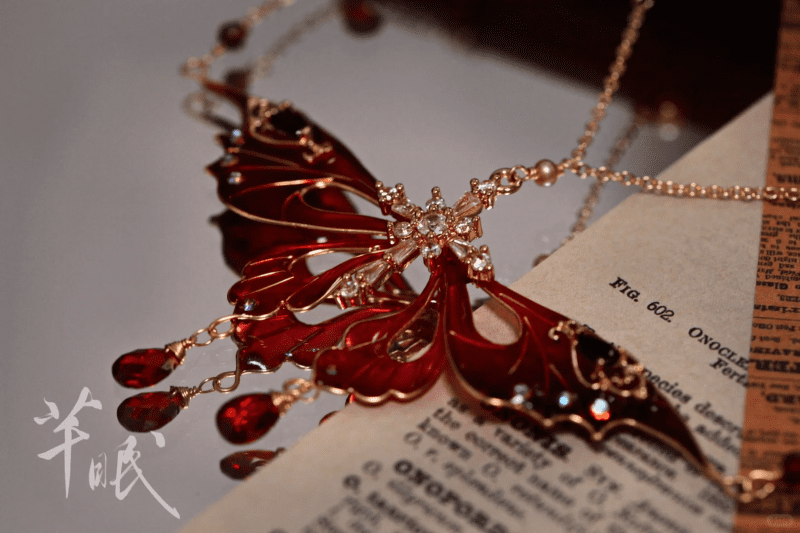 BloodyButterflyNecklace2