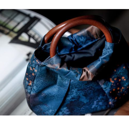 Chinoiserie WoodenHandleBluePleatedClutch1