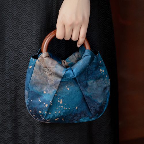 Chinoiserie WoodenHandleBluePleatedClutch2