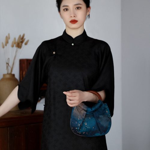 Chinoiserie WoodenHandleBluePleatedClutch6