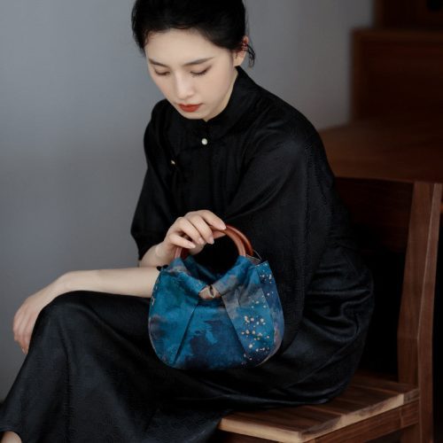 Chinoiserie WoodenHandleBluePleatedClutch7