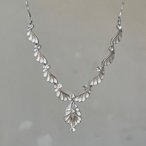 ElegantRuffleWingSilverNecklace2