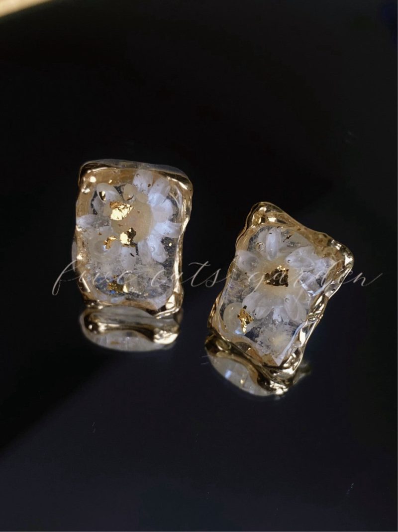 FlowerResinIceCubeStuds2 1283db39 1242 4688 ac4c cfb66b7996dd