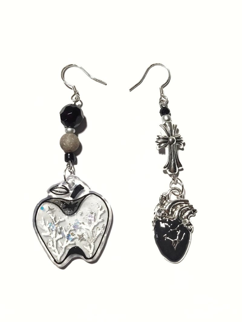 GothicAppleHeartAsymmetricShrinkPlasticEarring1