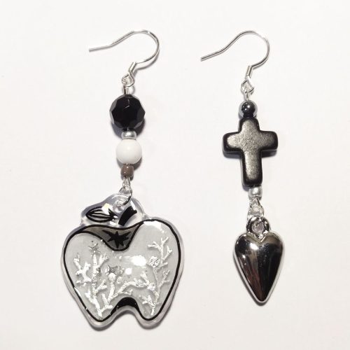 GothicAppleHeartAsymmetricShrinkPlasticEarring2