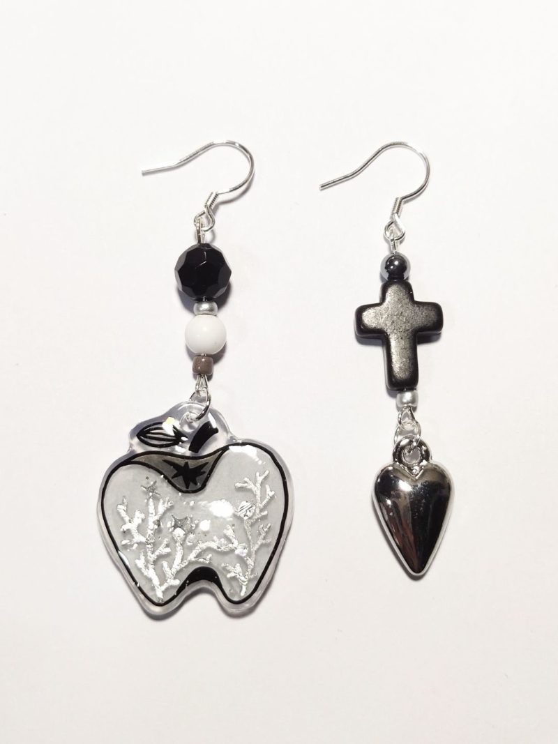 GothicAppleHeartAsymmetricShrinkPlasticEarring2