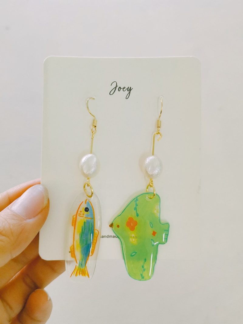 GreenBirdAndFishAsymmetricShrinkPlasticEarring1