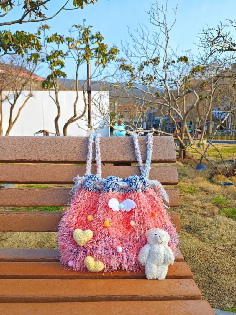 HandwovenCoralPlushShoulderBag3